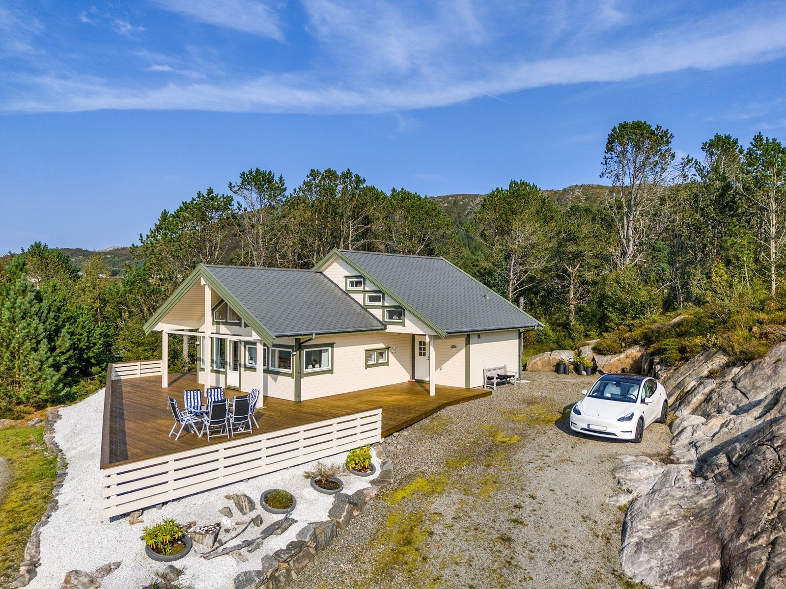 Kort vei fra eiendommen og ned til sjøen hvor man har sjøbod og båtplass. Galleribilde