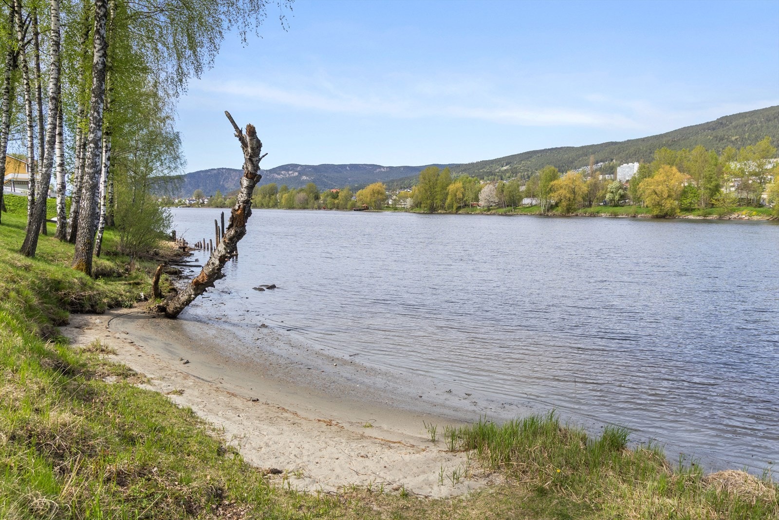 Fine rekreasjonsområder langs elva Galleribilde