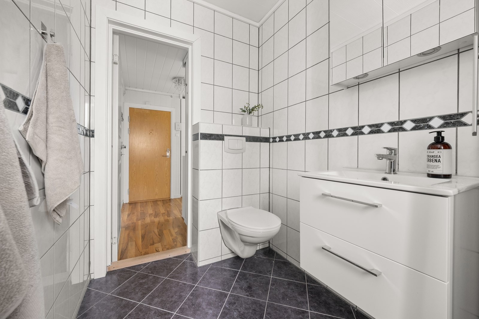 Badet har varmekabler i gulv Galleribilde