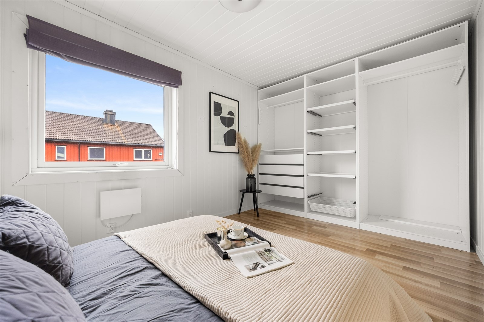 Hovedsoverom med romslig garderobeinnredning Galleribilde