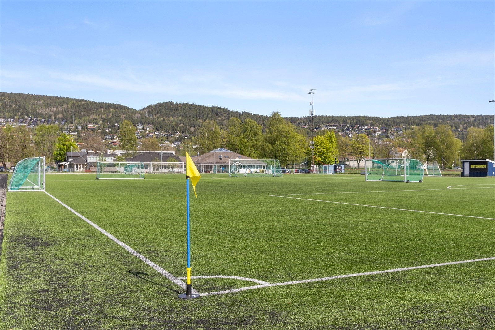 Umiddelbar nærhet til Gulskogen idrettspark, med gressbane og kunstgressbaner Galleribilde