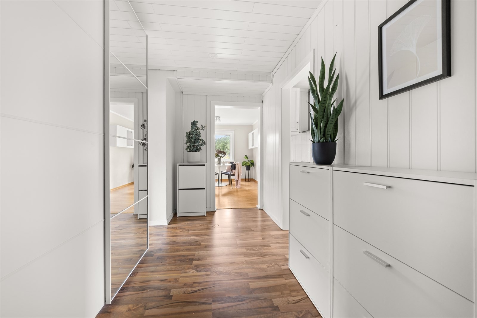 Velkommen hjem! Entré med skyvedørsgarderobe og godt med plass for å henge fra seg Galleribilde