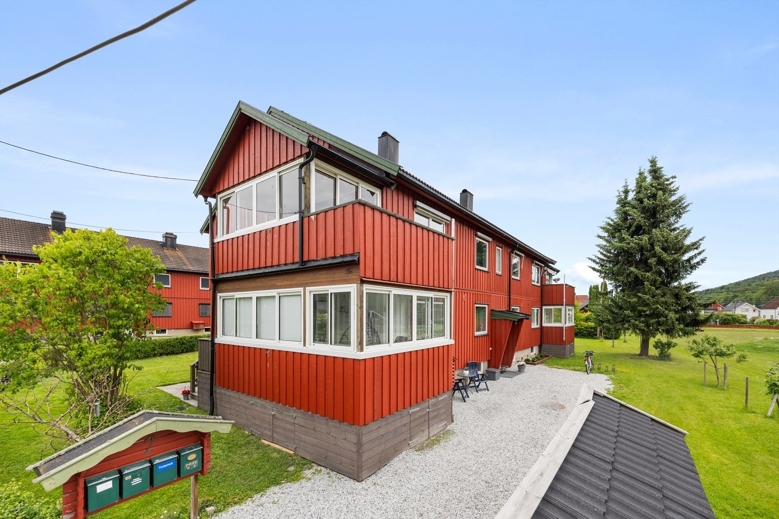 Borettslaget har fint opparbeidede fellesområder i grønne omgivelser Galleribilde
