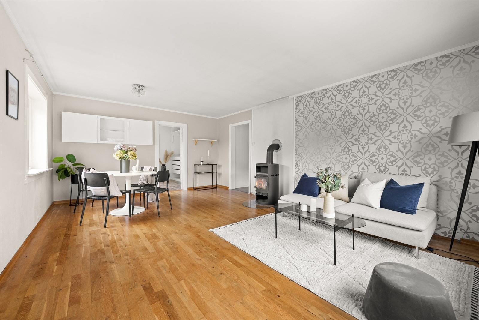 Stuen har god plass for både sofa- og spisegruppe Galleribilde