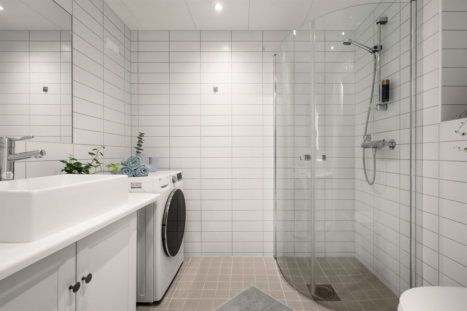 Pent, flislagt bad med gulvvarme og opplegg for vaskemaskin og tørketrommel. Badet er fra byggeår 2008. Galleribilde