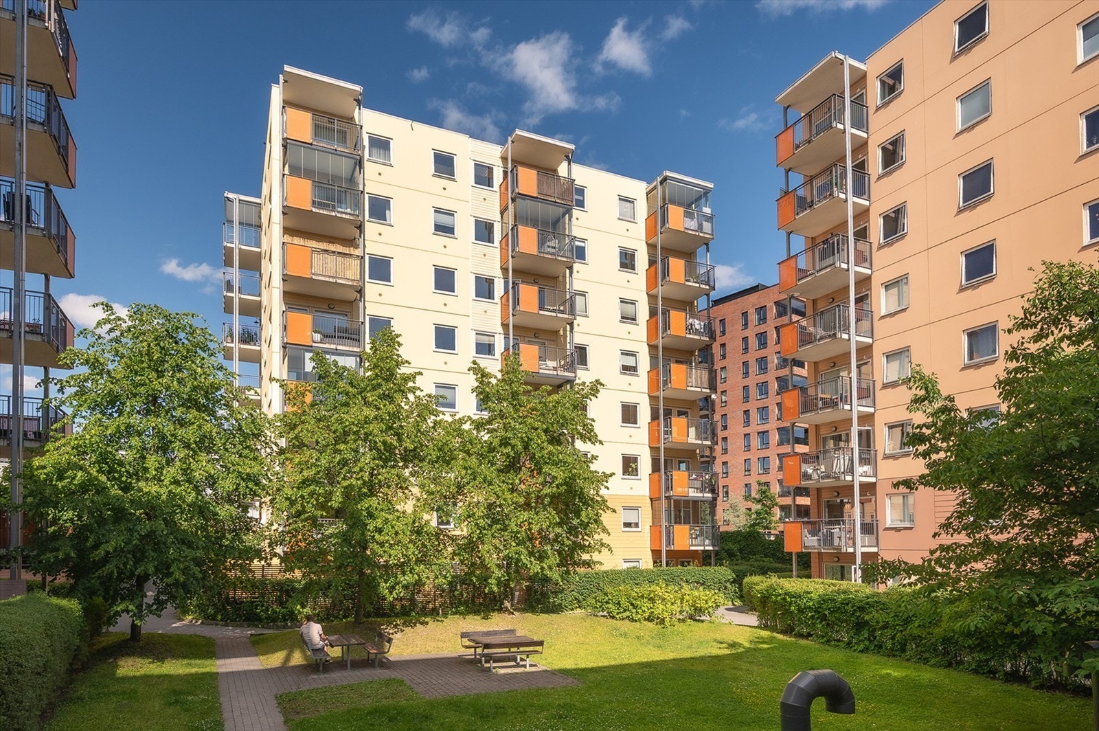 Leiligheten ligger sentralt til på Frydenberg, like ved Løren Torg og t-bane. Samtidig meget flott og tilbaketrukket beliggenhet, på et bilfritt og grønt felt. Galleribilde