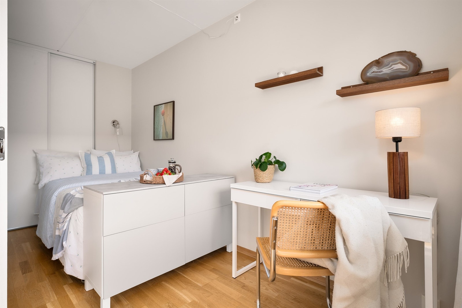 Lunt soverom med adkomst fra stuen via skyvedør. Oppbevaringsplass i integrert garderobeskap. Galleribilde