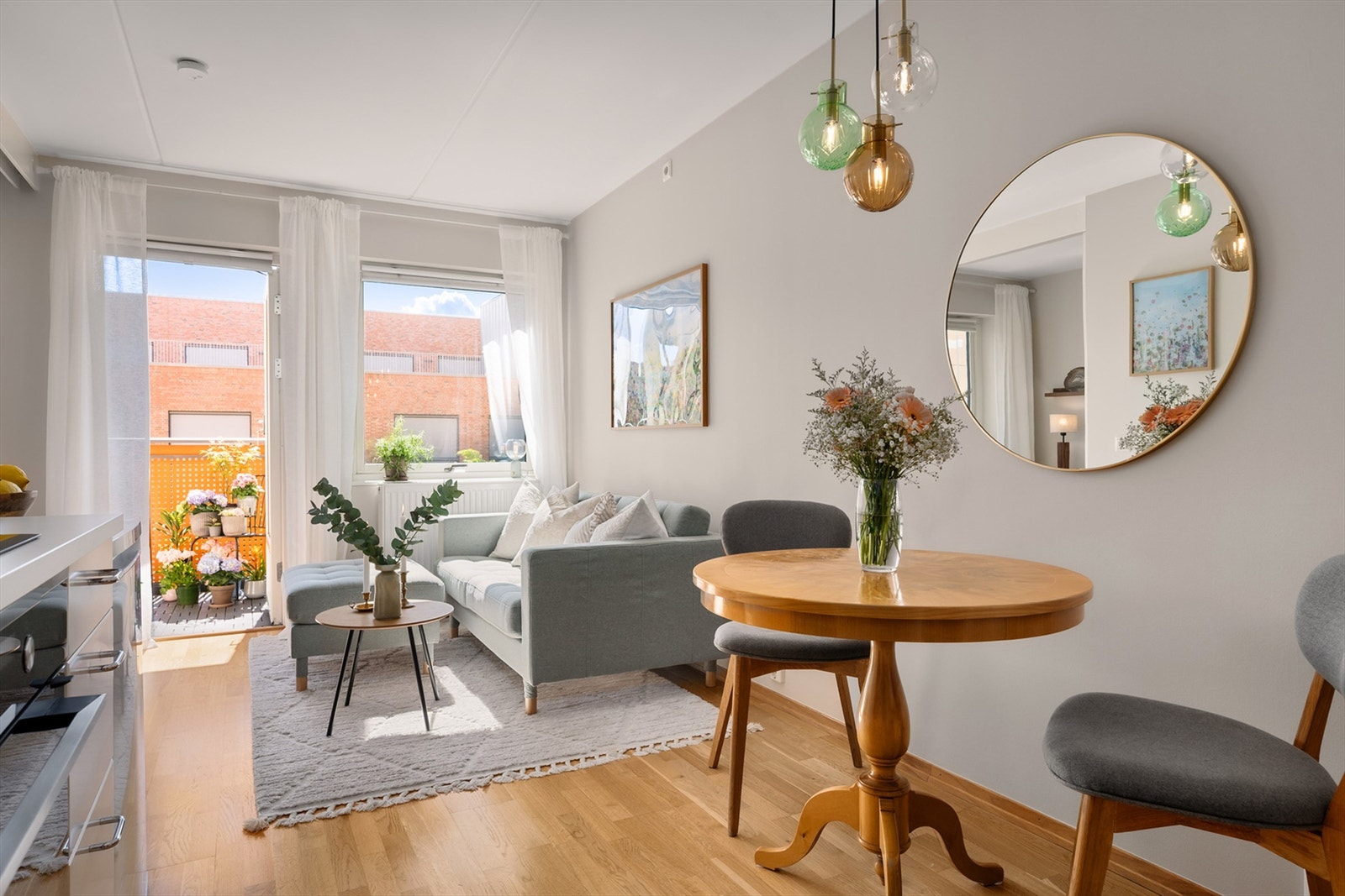 Her er det plass til stuemøblement som en sofa med tilhørende salongbord og tv-seksjon. Galleribilde