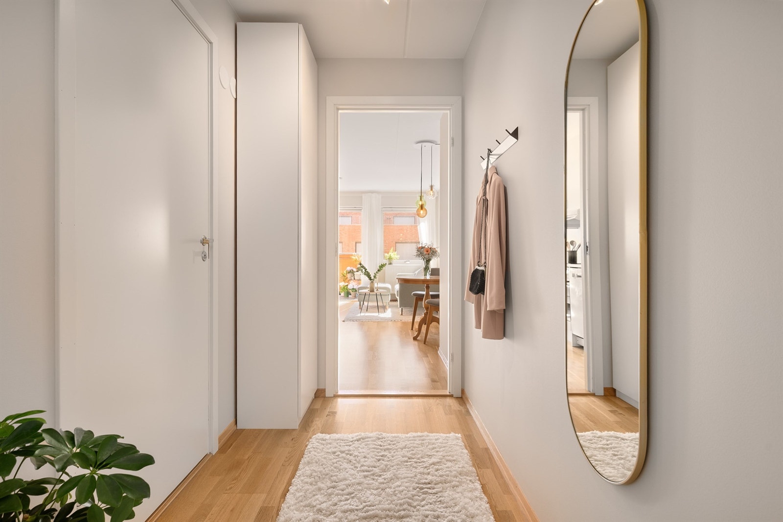 Innbydende entré med plass til klesavheng og skotøy. Galleribilde