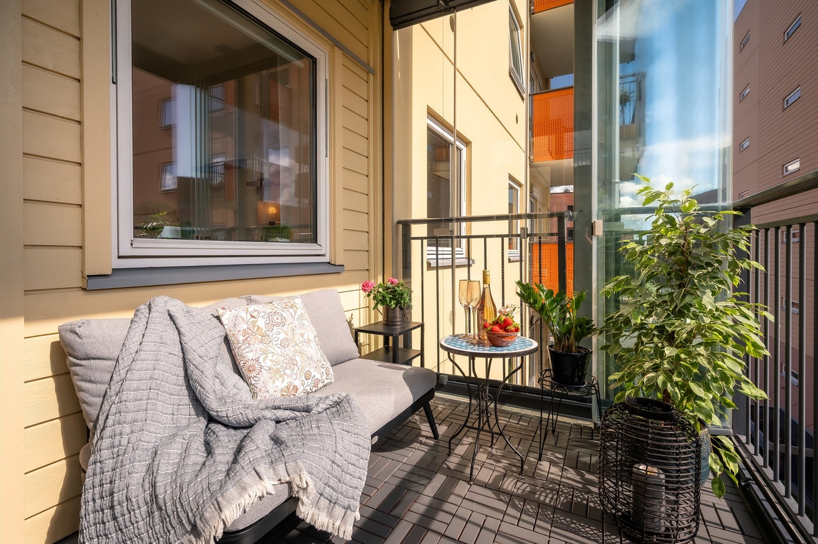 Balkongen er innglasset, noe som naturligvis forlenger sesongen. Galleribilde