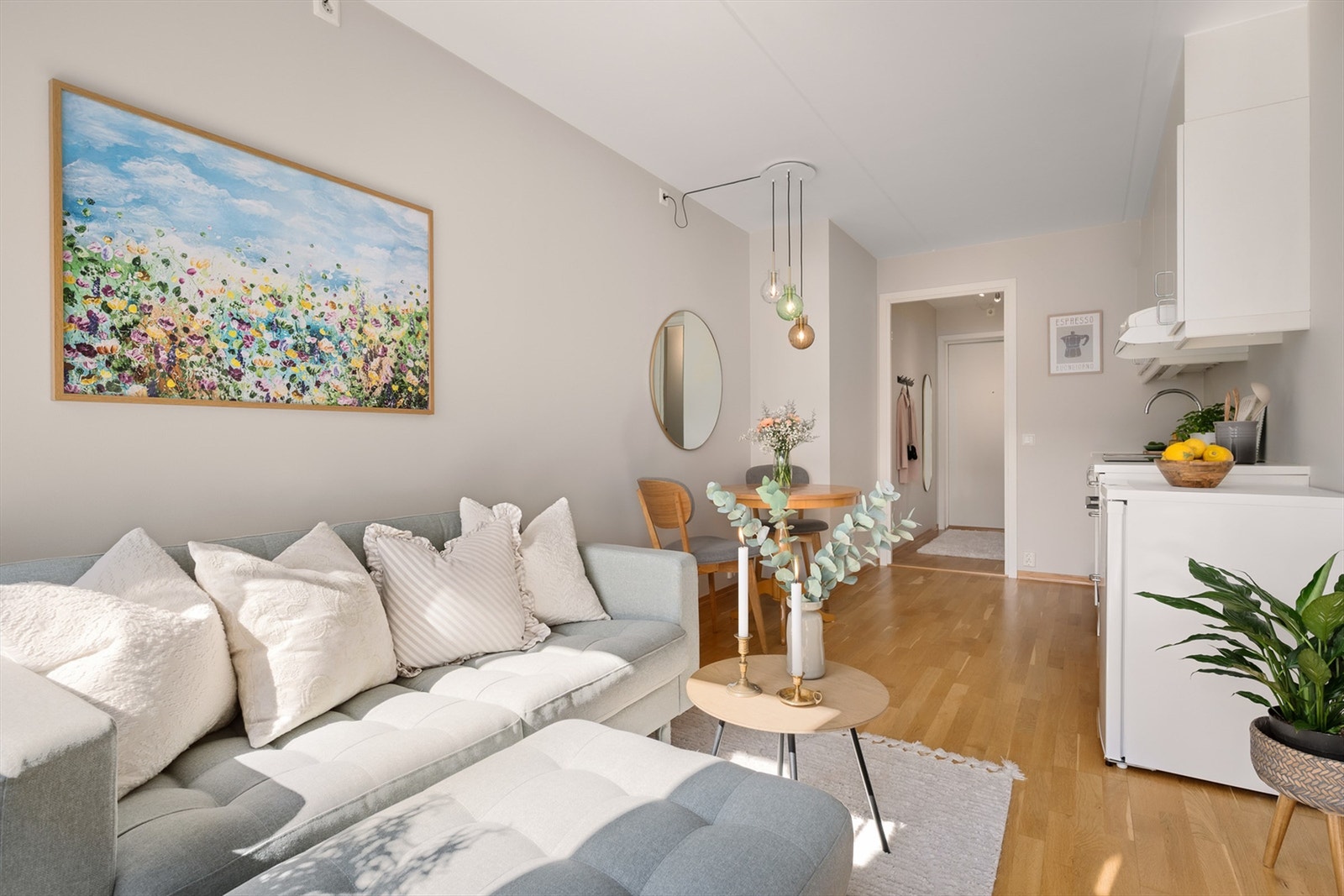 3-stavs eikeparkett på gulvet er gjennomgående for leiligheten. Galleribilde