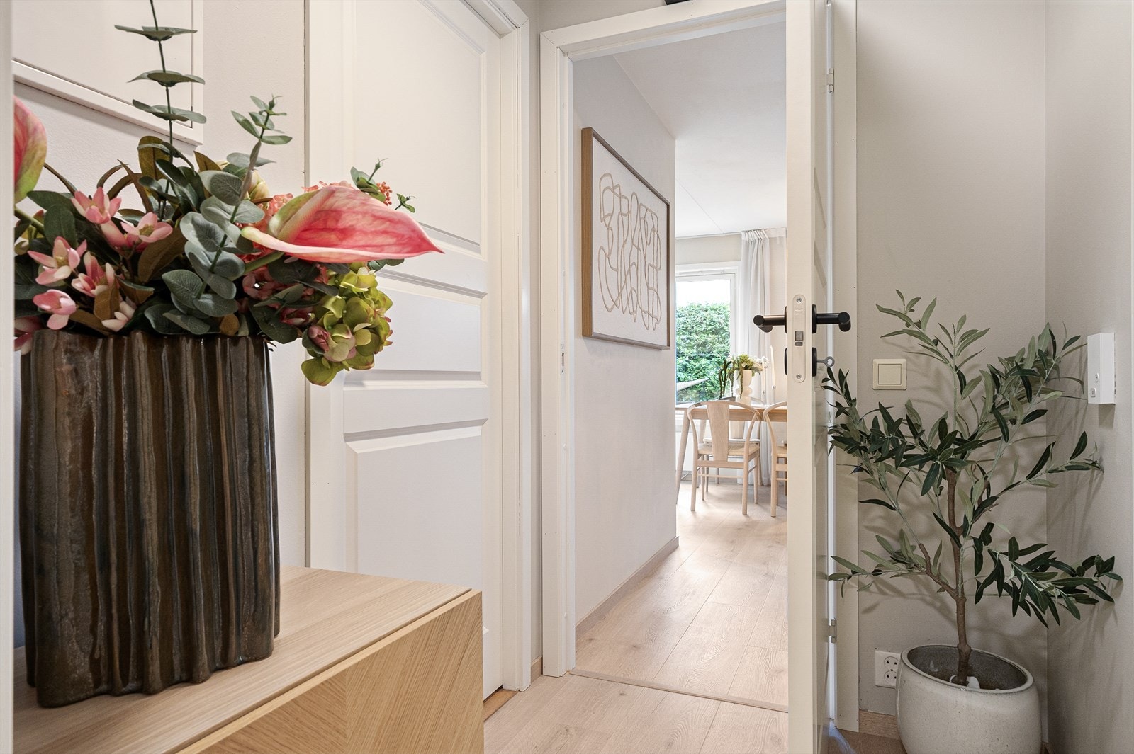 Gjennomgående lyse og moderne overflater. Galleribilde