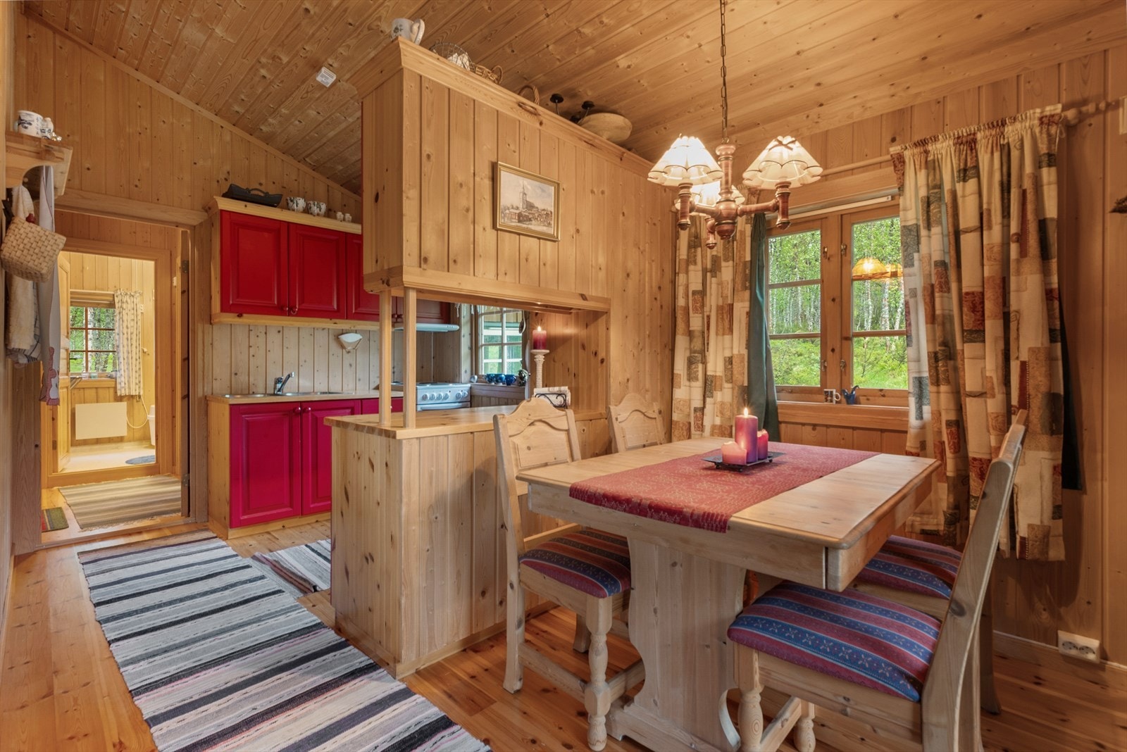 Spisestue og kjøkken. Galleribilde