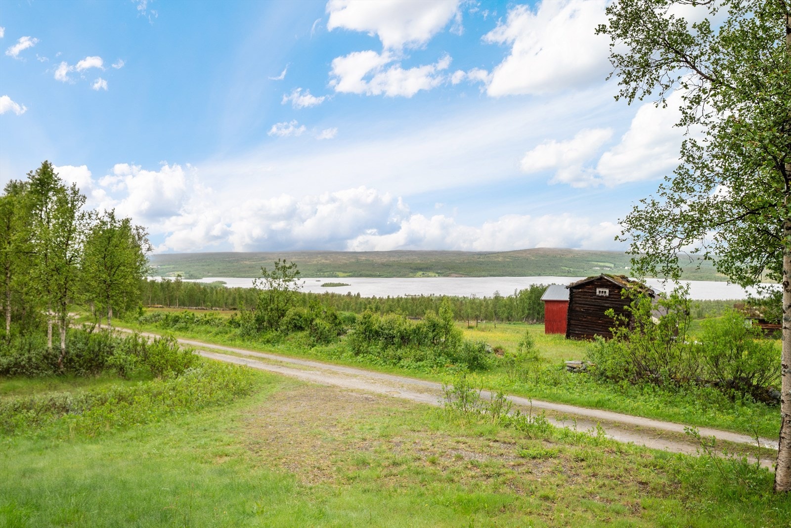 Trivelig hytte og anneks med attraktiv beliggenhet i Pantslåttveien. Flott utsikt utover Djupsjøen. Galleribilde