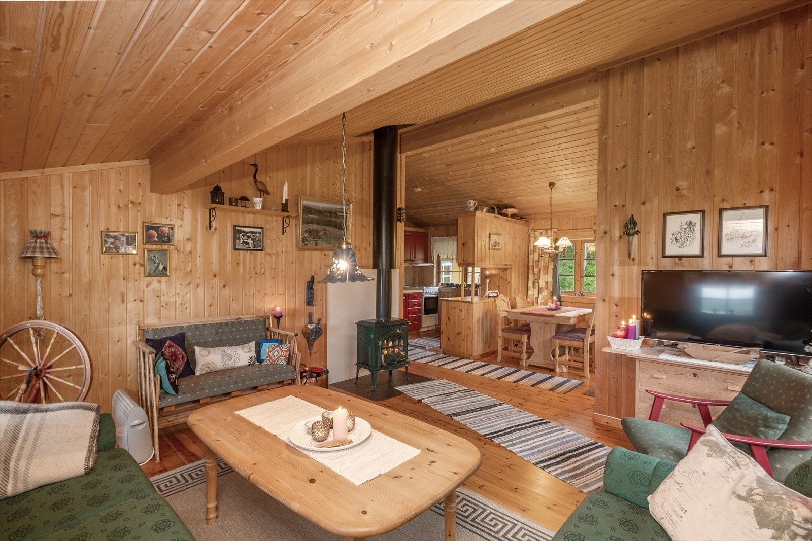 Fra stue mot spisestue og kjøkken. Galleribilde