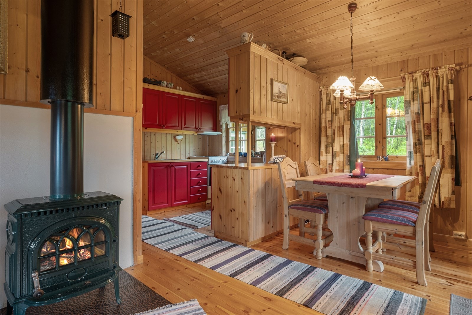 Spisestue og kjøkken. Galleribilde