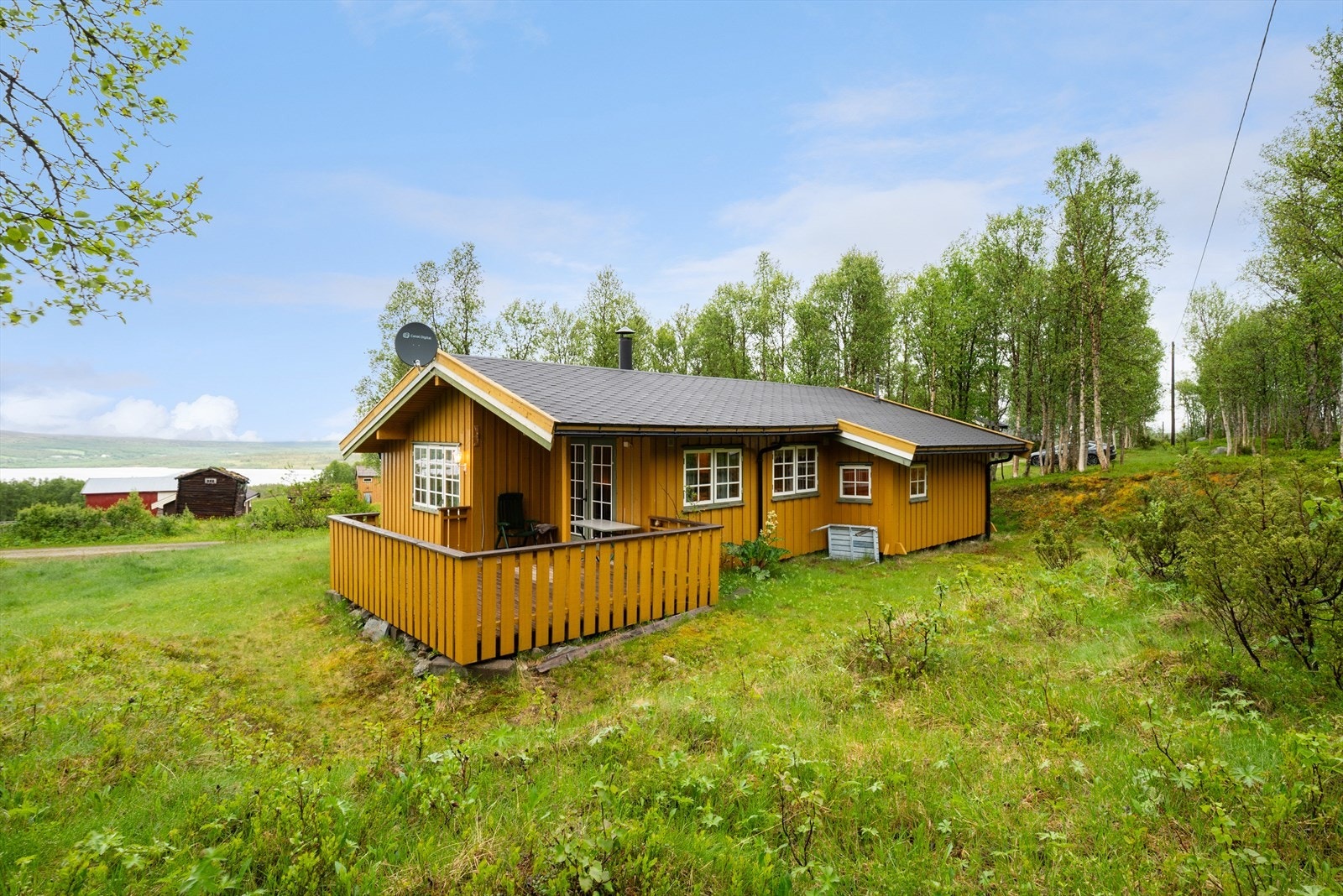 Hytta har innlagt strøm og vann. Helårsvei fram til eiendommen. Galleribilde