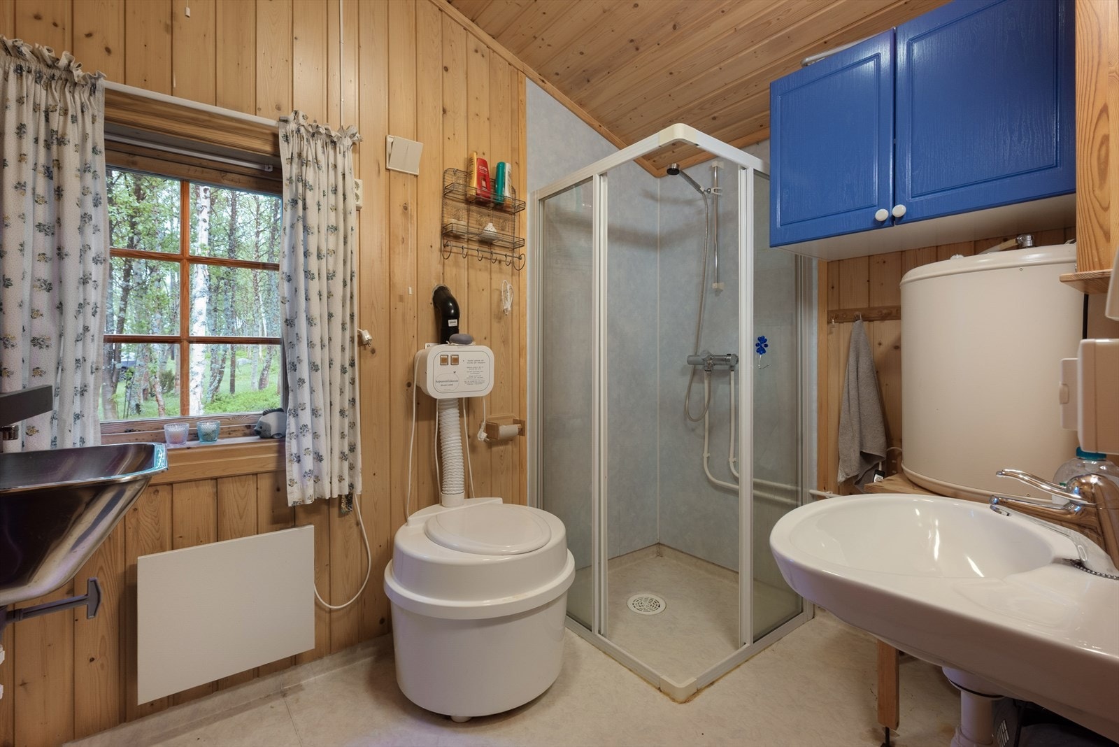 Bad med dusjhjørne, servant og forbrenningstoalett. Galleribilde