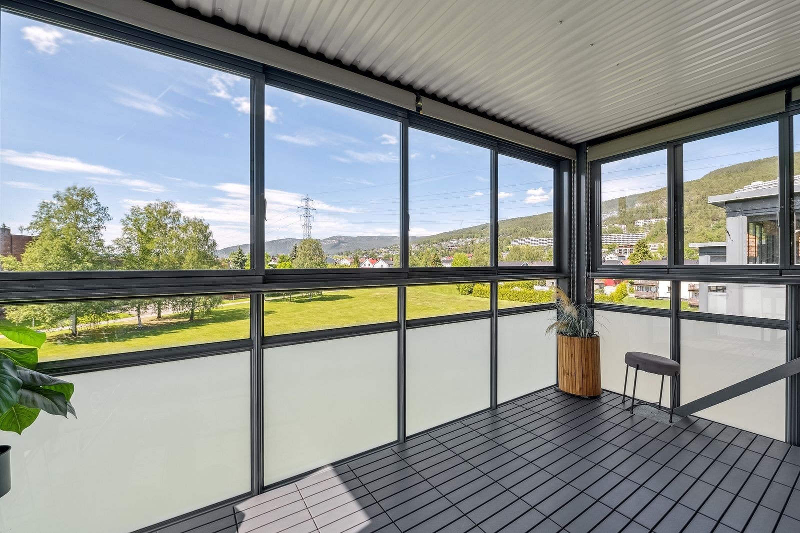 Fin innglasset balkong Galleribilde