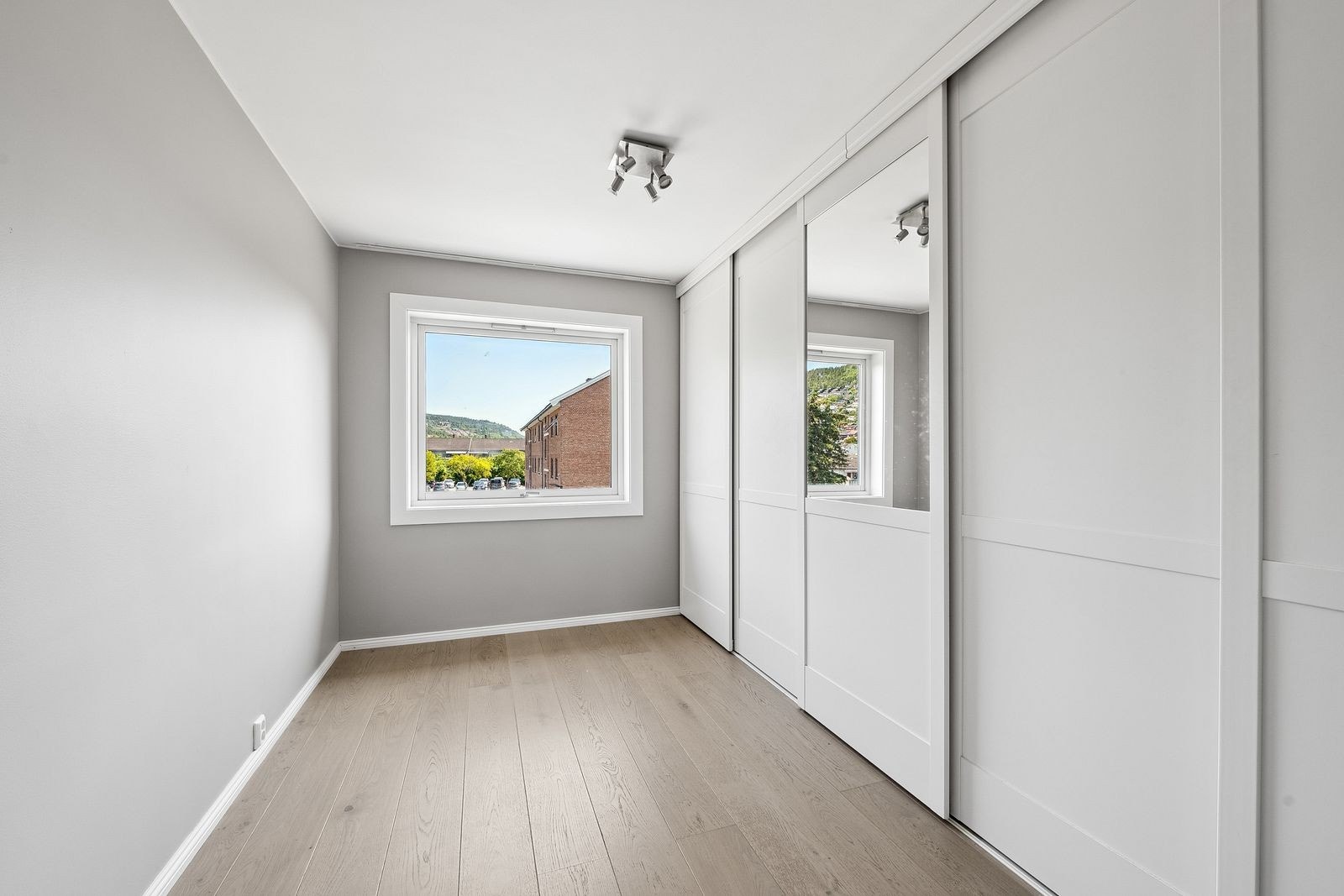 Soverom 2 innredet med skyvedørsgarderobe Galleribilde