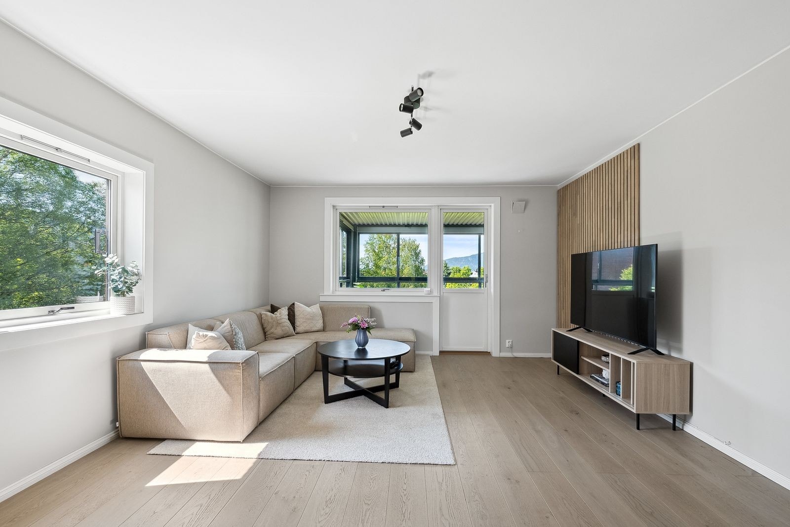 Stor stue som er lett å innrede med peisovn Galleribilde