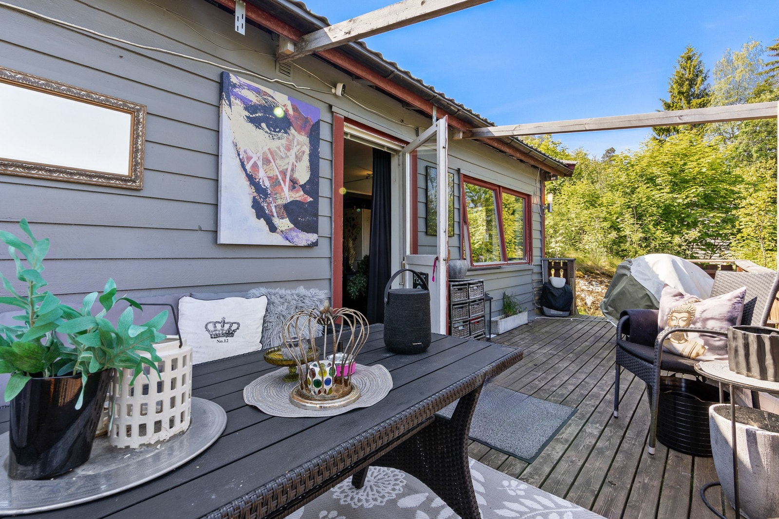 Rikelig med plass til diverse utemøblement. Galleribilde