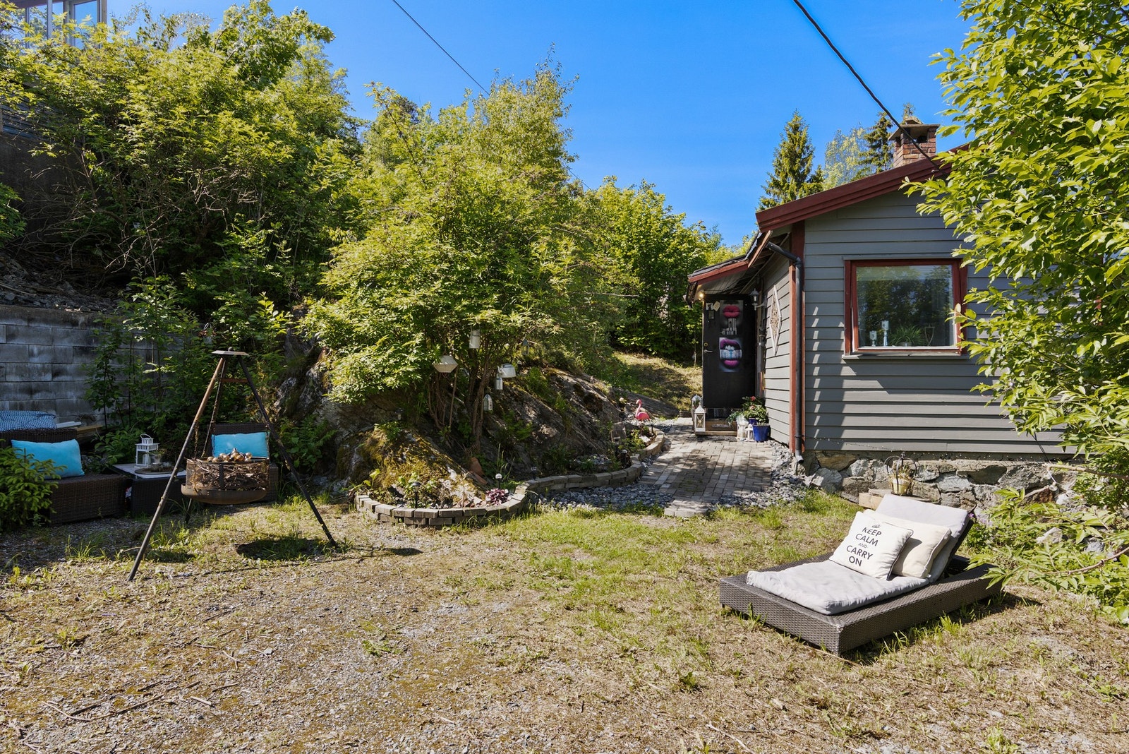 Man kan gå til buss til Oslo fra hytten på 2 minutter og til badestrand/sjøen ved Nesset/Breivoll på ca. 5 minutter. Galleribilde