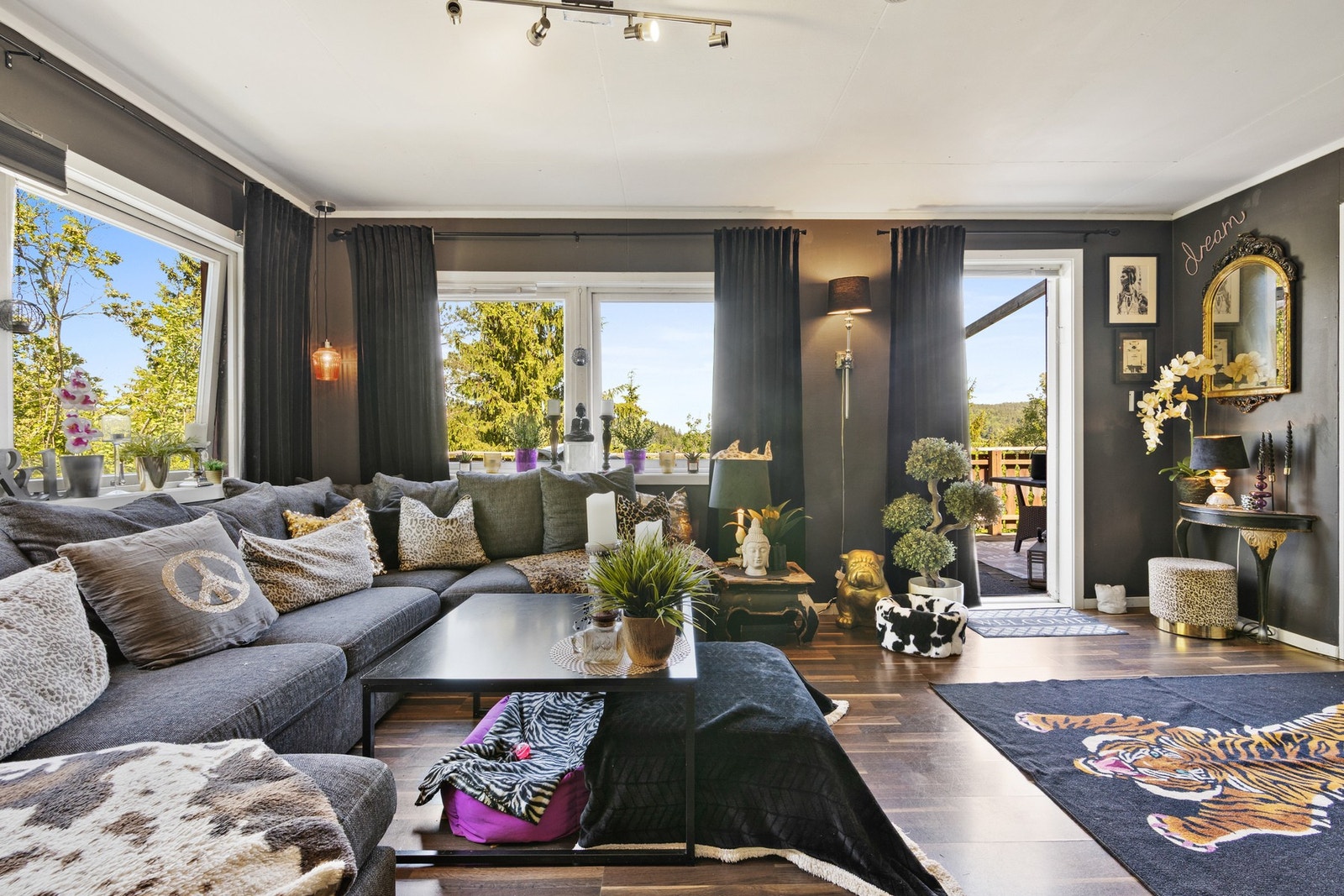 Det er utgang til terrasse fra stuen. Galleribilde