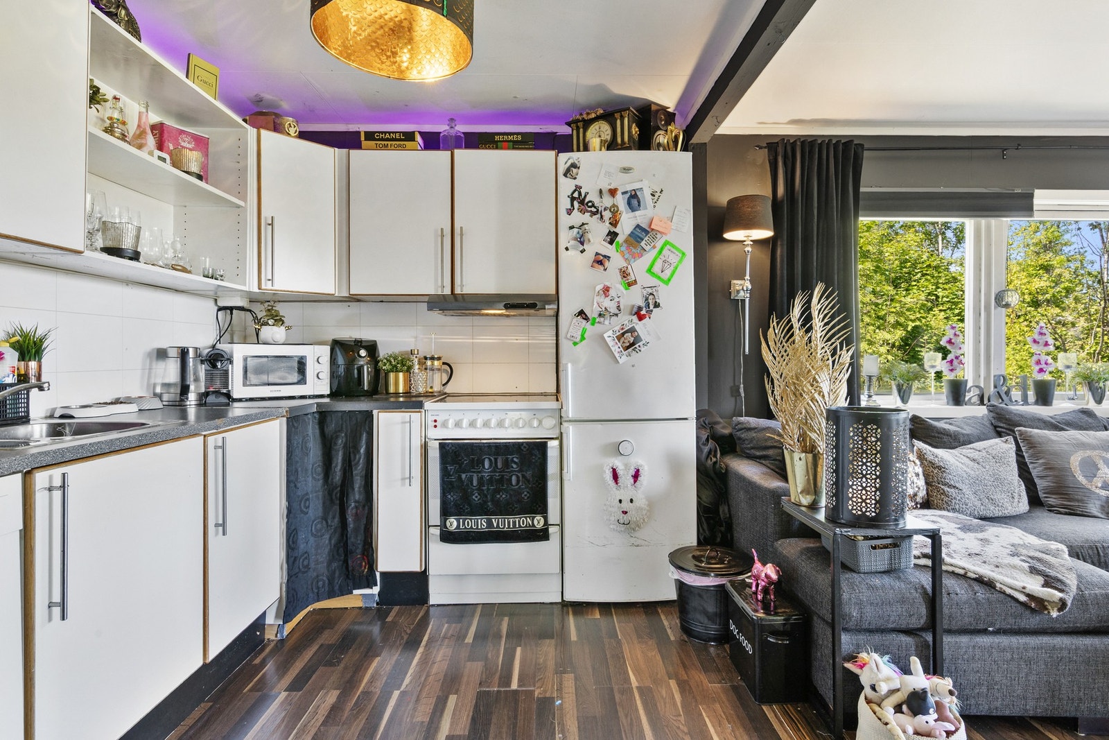 Det er avsatt plass til kjøleskap, komfyr, kjøleskap og oppvaskmaskin. Kjøkkenventilator er montert over komfyr. Galleribilde