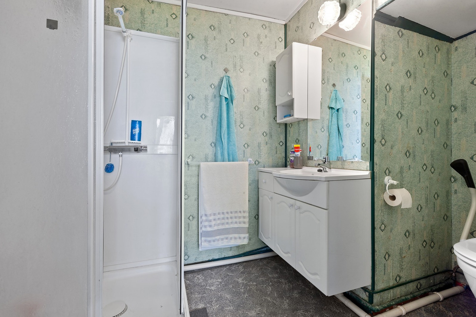 Badet har innredning med nedfelt servant, toalett og dusjkabinett. Galleribilde