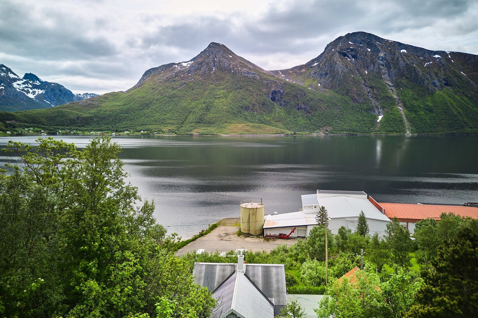 Boligen har en god utsikt mot sjø og fjell. Galleribilde