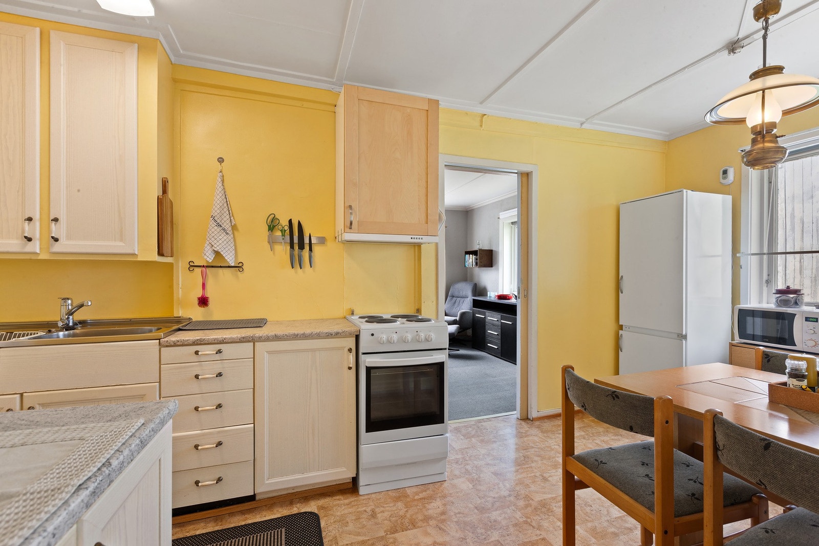 Kjøkkenet har innredning med profilerte fronter. Benkeplaten er av laminat. Galleribilde