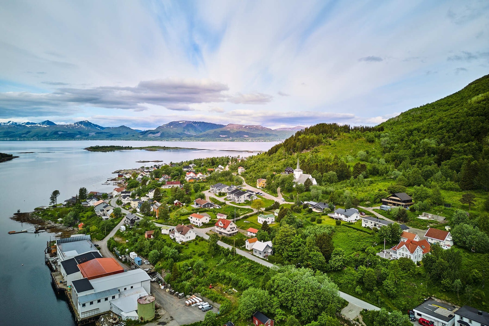 Sigerfjord er en levende bygd med barneskole, barnehage og kafe i den gamle kirka.
Det er ca.10 km til Sortland hvor du finner alle fasiliteter. Galleribilde