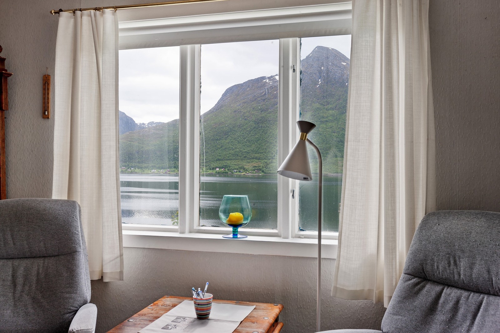 Det er flott utsikt ut mot sjø og fjell. Galleribilde