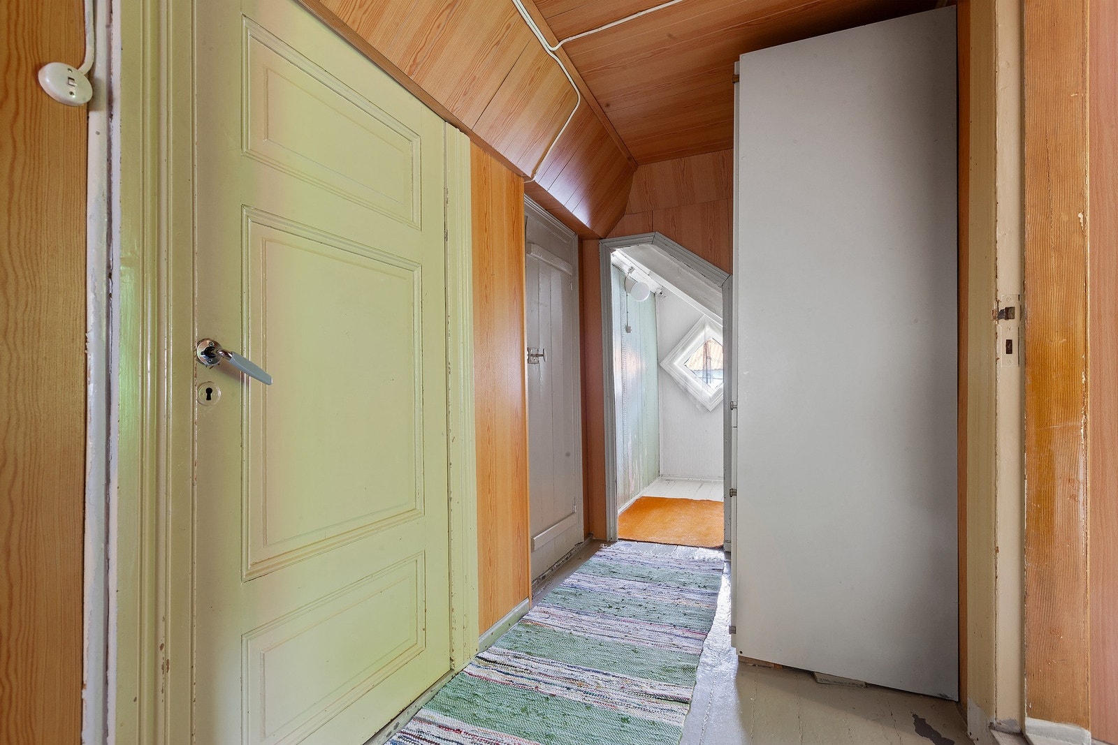 I 2.etasjen er boligens soverom i tillegg til boder for diverse oppbevaring. Galleribilde