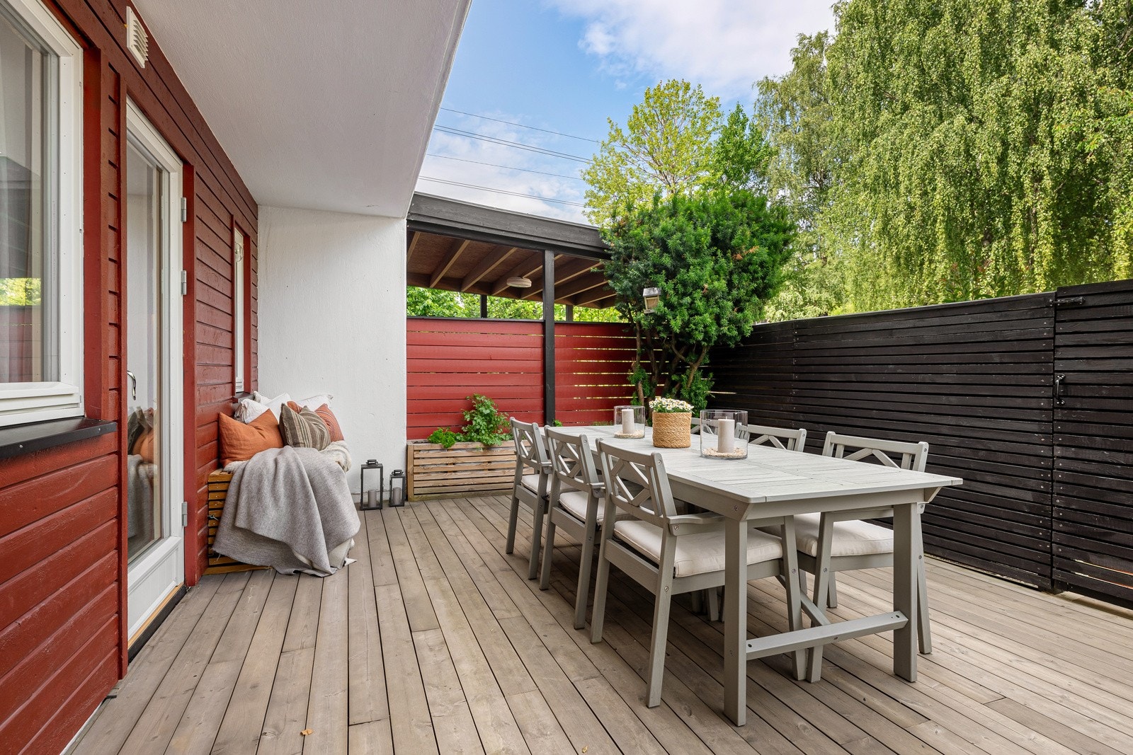 På motsatt side er det utgang fra kjøkken til markterrasse på 28 kvadratmeter. Godt med boltreplass med plass til både spisegruppe og sofagruppe. Galleribilde