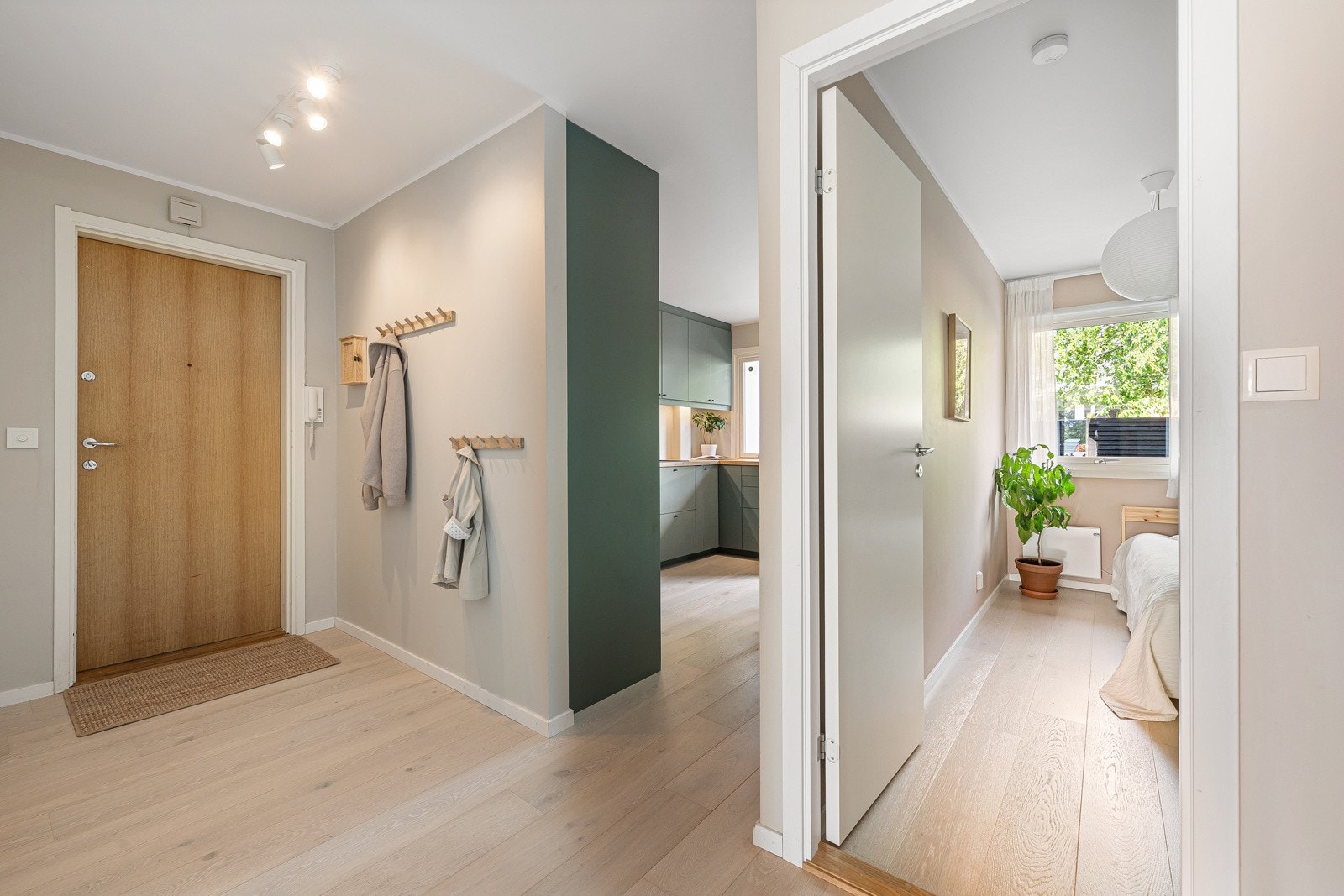 Velkommen inn i en lys og trivelig entré. Boligen har trappefri adkomst. Galleribilde
