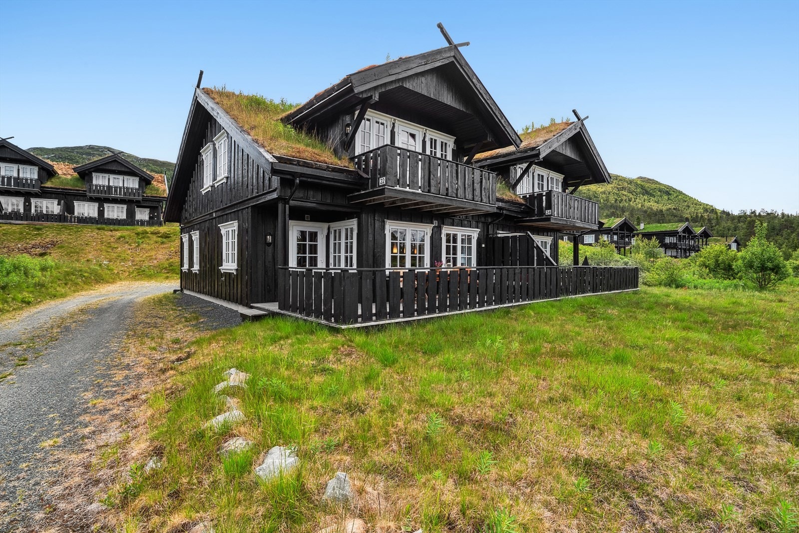 Rjupestykket 22 er en attraktiv fritidsbolig innerst i blindvei i Holtardalen på Rauland. Galleribilde