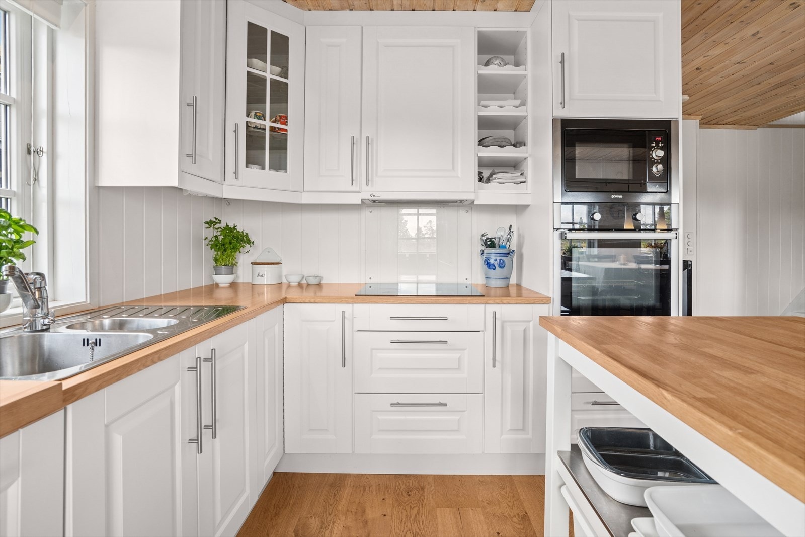 Kjøkkenets innredning har profilerte fronter og benkeplate av heltre. Galleribilde