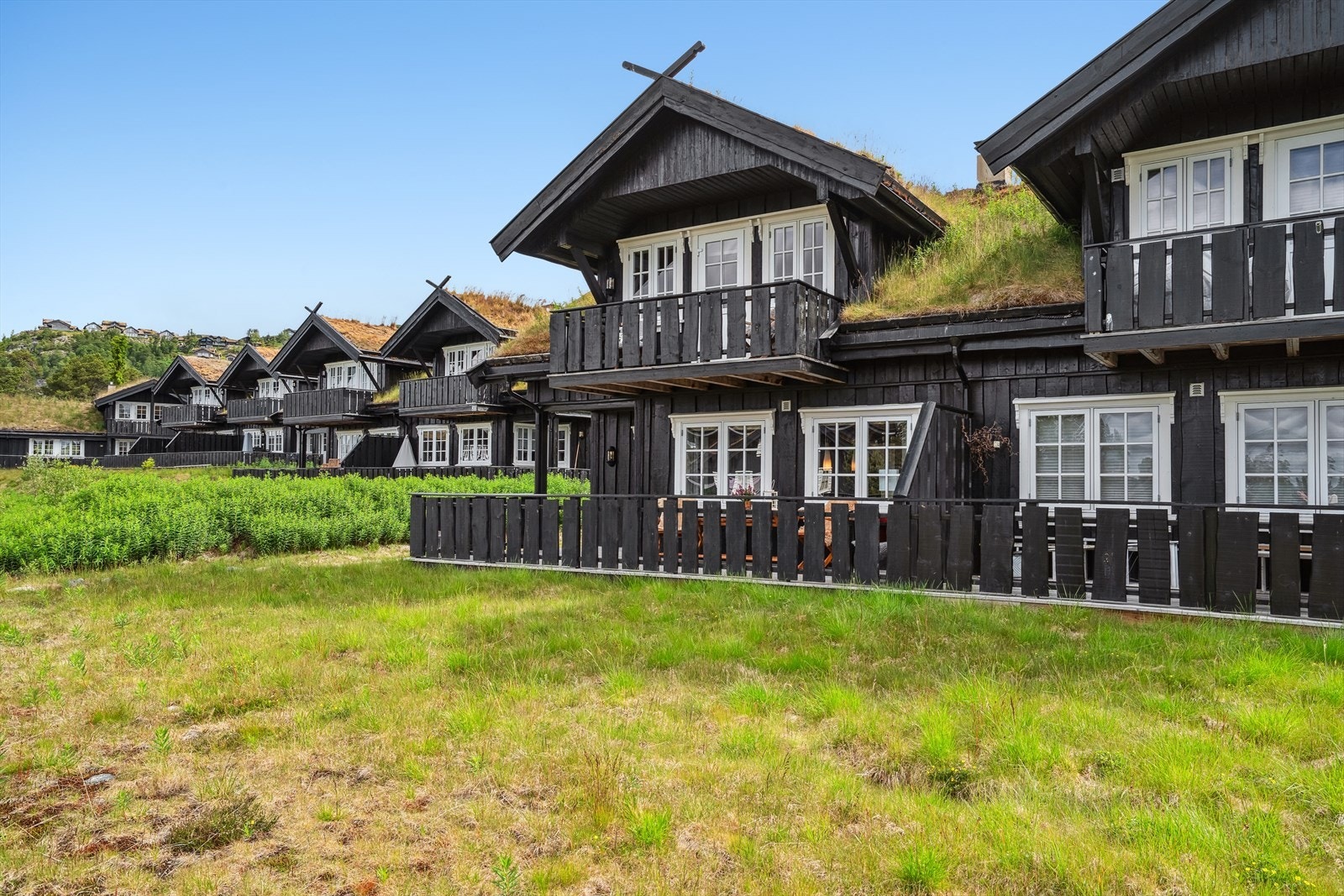 Hytta måler 115 kvm (internt bruksareal) og strekker seg over to plan. Galleribilde