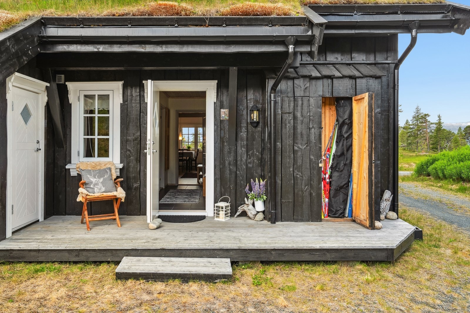 Hyggelig terrasse ved inngangspartiet. Her er det også tilgang til boden med utvendig adkomst. Galleribilde