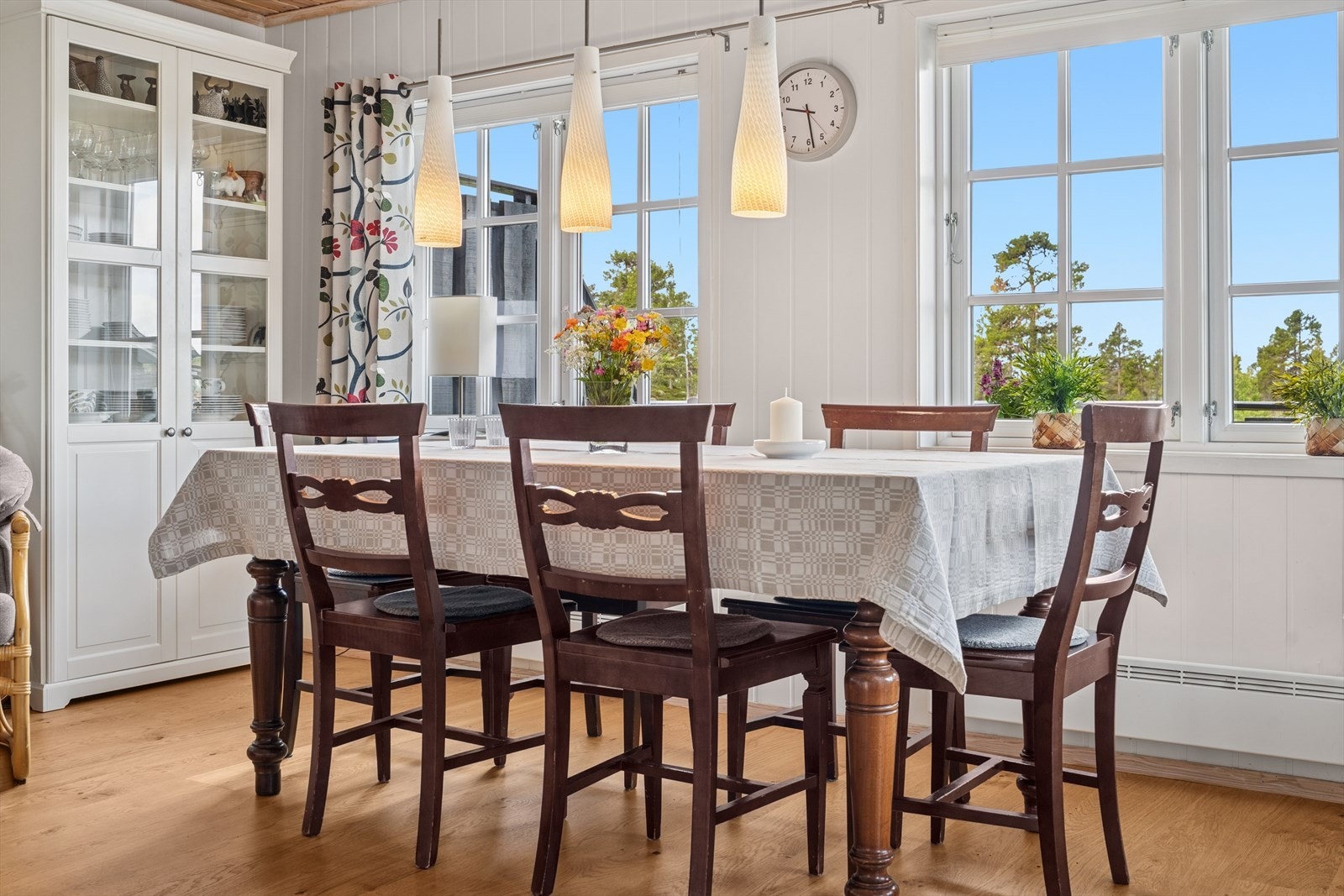 Her er det plass til hele familien rundt middagsbordet. Galleribilde