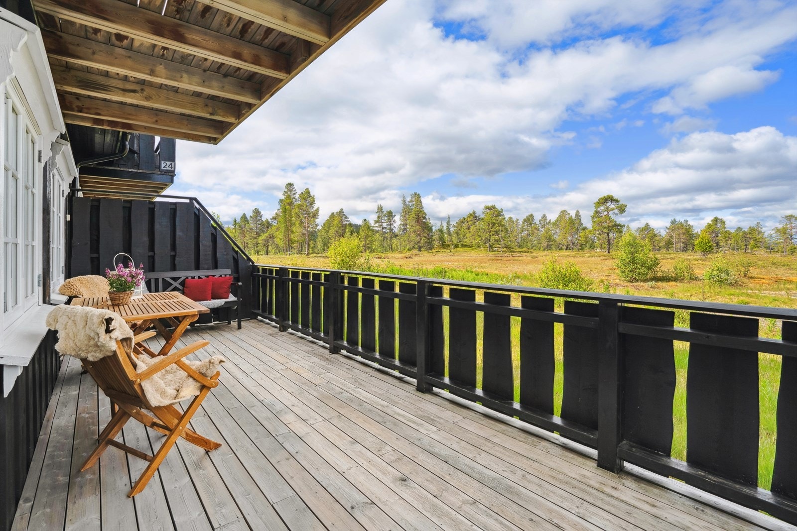 Det er utgang fra stuen til en terrasse på 16 kvm. Galleribilde