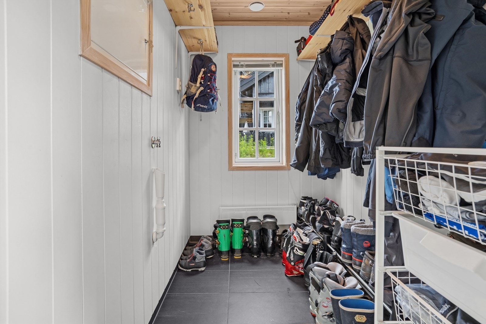 Godt med oppbevaringsplass i flere boder i hytta. Galleribilde