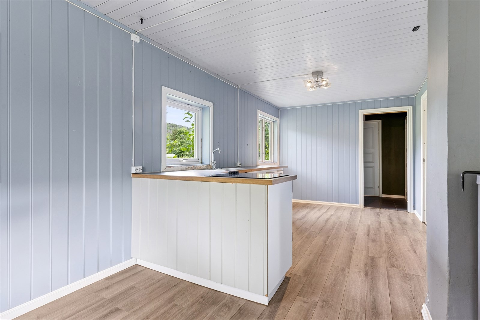 Kjøkkenet har åpen løsning inn mot stuen Galleribilde