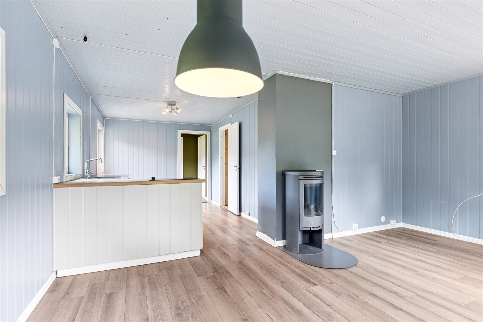 I stuen er det montert moderne peisovn Galleribilde