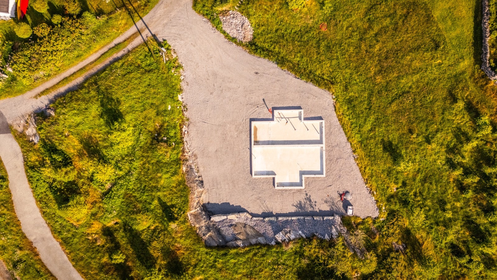 Tomten er ferdig planert og det er støpt såle til godkjent enebolig Galleribilde