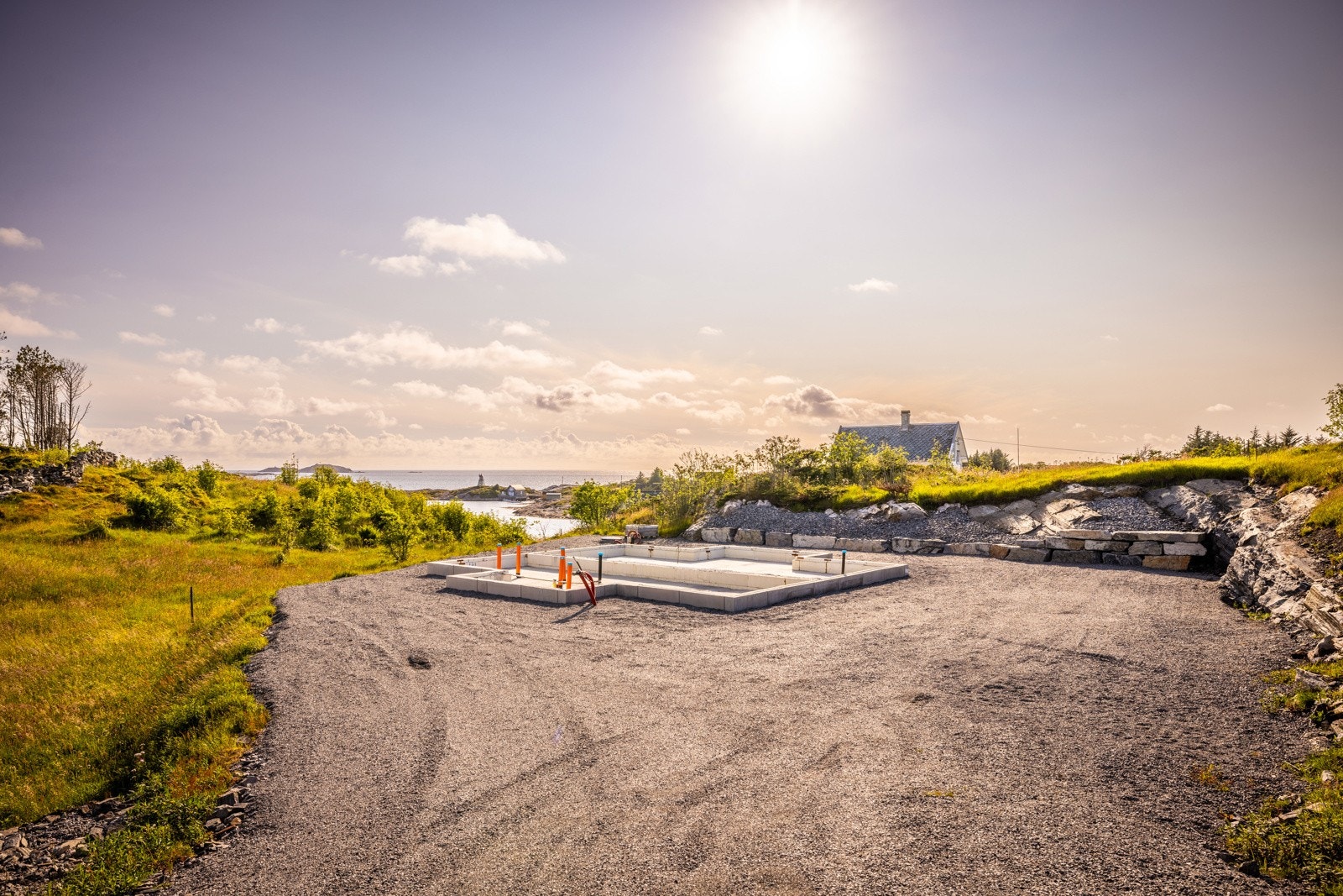 Natursteinsmur oppført mot naboeiendom Galleribilde