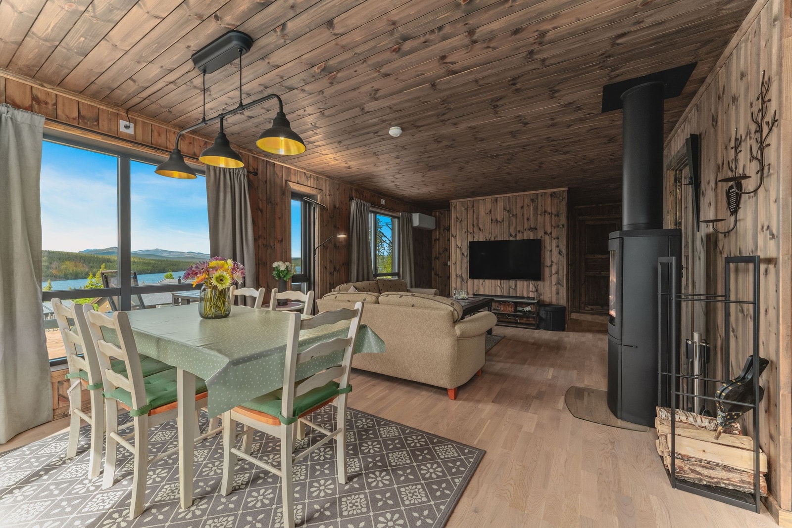 Her er det god plass til både en stor sofagruppe og et spisebord med plass til hele familien - perfekt for lange måltider og hyggelige kvelder foran peisen. Galleribilde