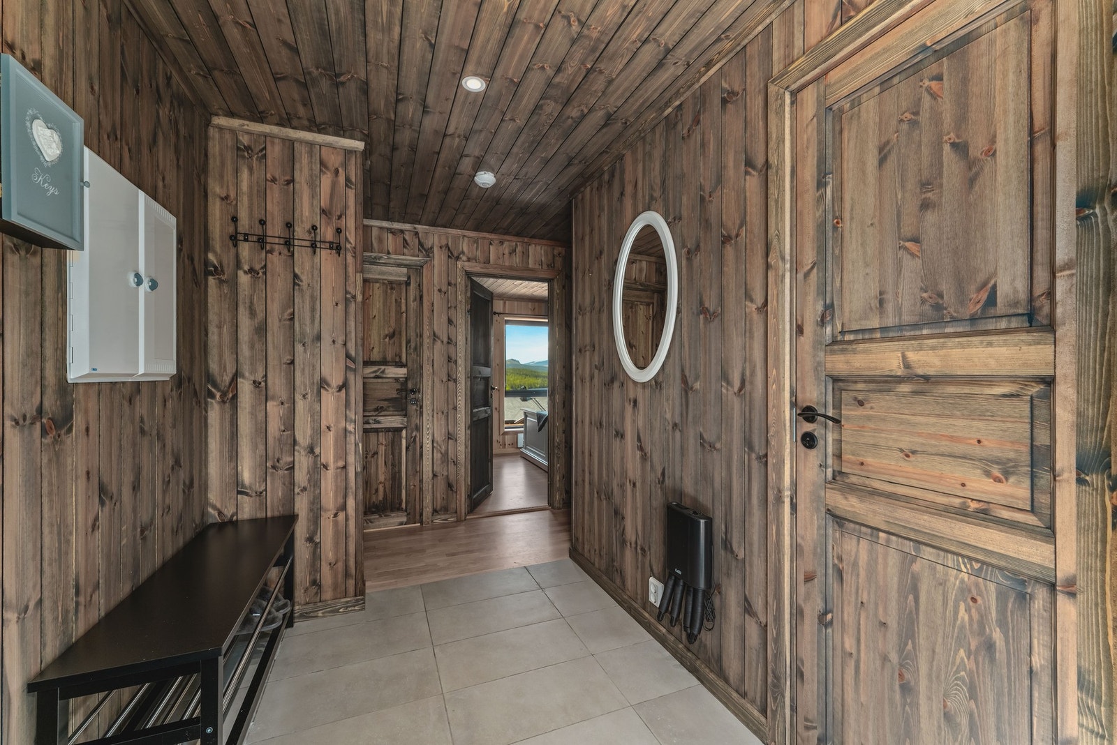 Her er det god plass til å henge fra seg yttertøy og sette fra seg sko, og sikringsskapet er smart plassert for enkel tilgang. Galleribilde